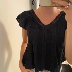 Super fin svart topp - Super fin svart topp. Är i bra skick! Frakt ingår inte i priset.💖🍀
