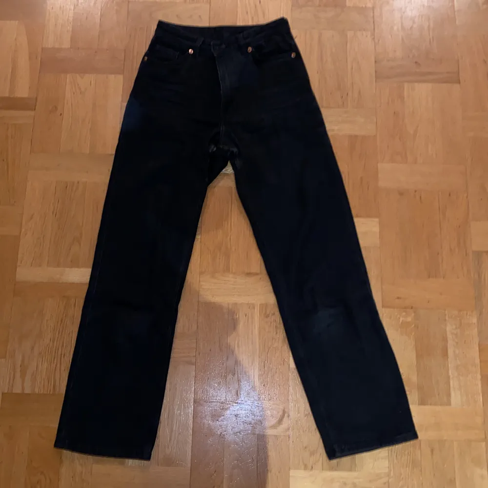 Nu säljer jag mina svarta monki jeans i ny skick. Dem knappast använda och passformen är lite som mom jeans. Säljer dem för att de har blivit för korta för för min smak (jag är 173).💗. Jeans & Byxor.