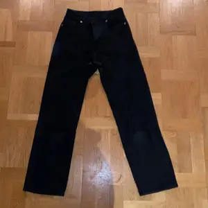 Nu säljer jag mina svarta monki jeans i ny skick. Dem knappast använda och passformen är lite som mom jeans. Säljer dem för att de har blivit för korta för för min smak (jag är 173).💗