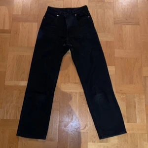 Monki jeans Taiki  - Nu säljer jag mina svarta monki jeans i ny skick. Dem knappast använda och passformen är lite som mom jeans. Säljer dem för att de har blivit för korta för för min smak (jag är 173).💗