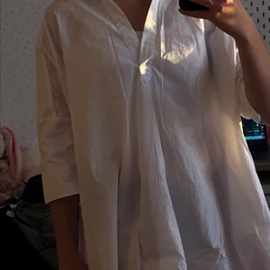 Skjortklänning  - En vit skjortklänning, avklippt då den var för lång. Storlek (Xs/S, passar M)