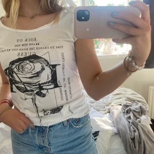 T-shirt med tryck, GUESS - Säljer denna t-shirt med en svartvit ros och text på. Märke: GUESS. Den passar på S och M. 50kr inklusive frakt🤍💕 