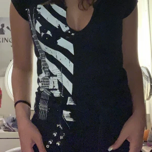 Graphic T-shirt  - Cool T-shirt med tryck i strl S, skriv för fler bilder👍