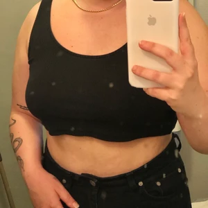 Linnen från monki - Två linnen, svart och vit ribbade i storlek XL. Knappt använda då jag inte tycker de passar mig. De kommer ifrån Monki och originalpriset är 80kr per styck. Säljer dem enskilt för 50kr per linne, köper ni dem tillsammans säljer jag dem för 80kr. Jag möts helst upp i Lund eller i närområdet.Hör av er om ni har fler frågor 🥰