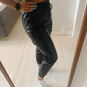 Gargobyxor i skinn  - Supersnygga men är tyvärr för små för mig! Storlek XS