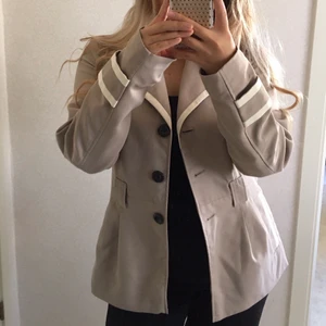 Beige kappa strl M - Stilig kappa , BÄLTE tillkommer , blev inte med på bild dock, är en kall beige irl och inte som på bild :) säljer pga lite för stor för mig, skriv vid funderingar <3