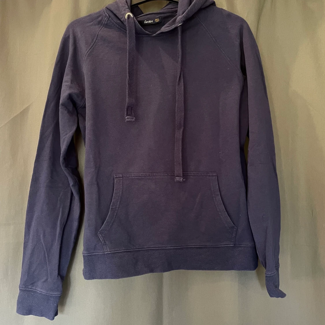 Mörkblå hoodie Crocker