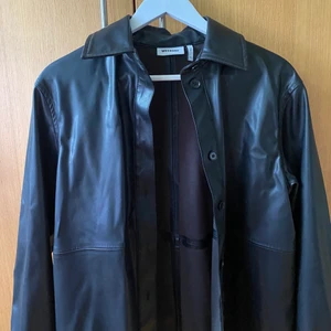 Oversized skinnjacka från Weekday - Skinnskjorta/jacka från Weekday i storlek XS. Den är snyggt oversized i modellen. 