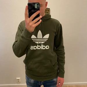 Adidas hoodie - Militärgrön Adidas hoodie i mycket bra skick. Storlek S, men sitter som en M.