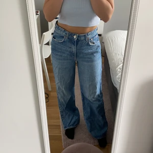 Blåa Vida Jeans - Säljer ett par av mina favorit jeans som tyvärr blivit förstora för mig. väldigt snygga, ÄLSKAR modellen!! väldigt bra skick