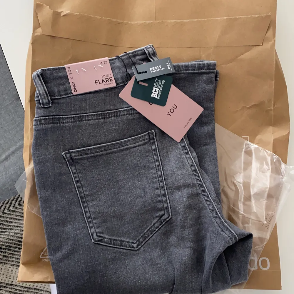 Ett par sjukt fina slutsålda gråa jeans från zalando. Helt nya med lapp kvar. Om flera är intresserade blir det budgivning 💕💕 storlek M men passar nog S oxå då dem är små i storleken. Strechigt material! Köp direkt för 600 + frakt pris kan diskuteras❤️Skriv privat. Jeans & Byxor.