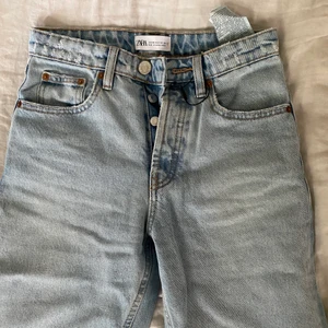 Zara raka jeans - Ljusblåa snygga jeans från Zara. Rak modell i storlek 32. Tyvärr för långa för mig.