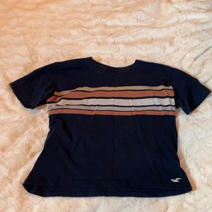 T-shirt hollister - Denna t-shirten från hollister💛 Är i bra kvalite och är storlek S, den är lite croppad 