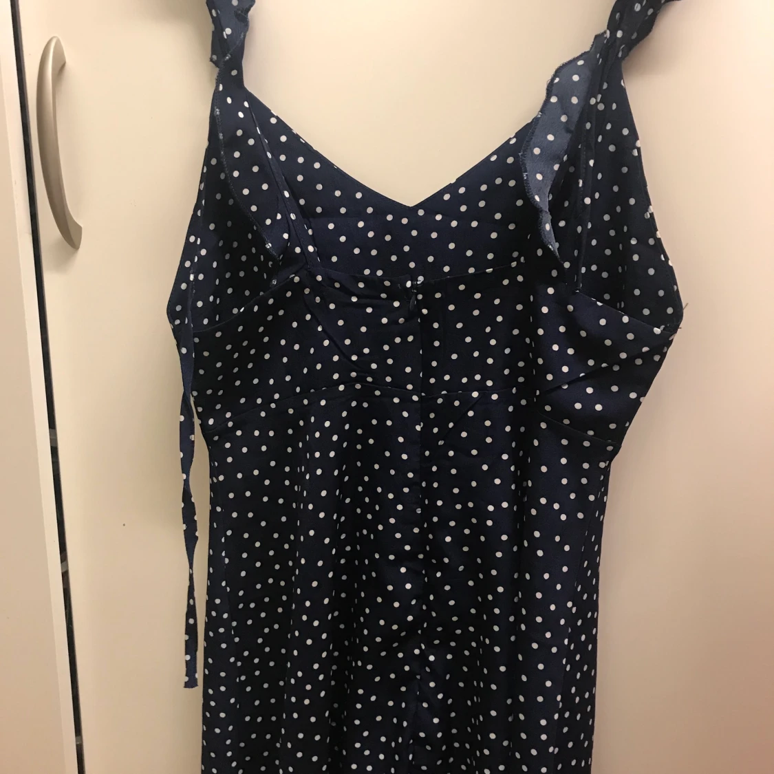 Mörk blå prickig klänning - 90