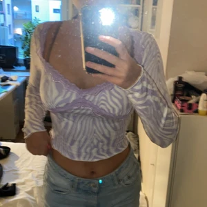 Topp med Lila zebra mönster  - Toppen är aldrig använd och därför säljer den. Den är i bra skick också ❤️