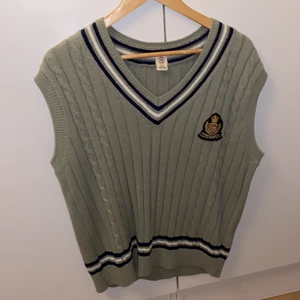 Väst  - Köpt för någon månad sen på Urban outfiters, aldrig använd. Säljer för 150kr, kan dela på frakten. Den är storlek XS men känns som M. Säljer för jag inte ser att jag kommer använda den och behöver cash😁