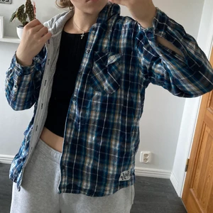 Tjock flanell tröja  - Tjock flanell tröja. Köpt second hand men jag tror att den passar från XS till M beroende på hur man vill att den ska sitta. För mer info är det bara att fråga 