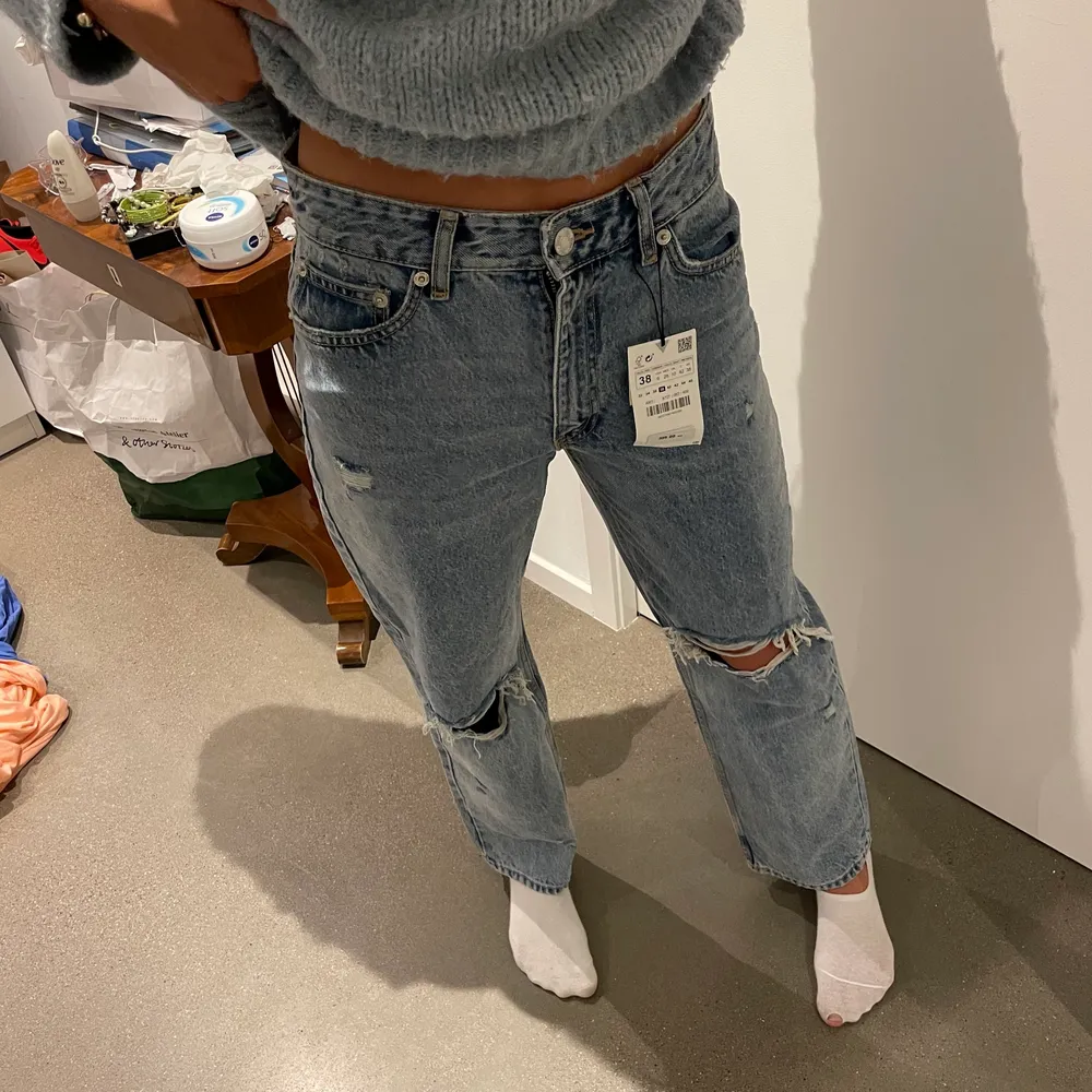 Supersnygga aldrig använda blåa jeans med två hål i och slitningar från zara, taggen kvar! . Jeans & Byxor.