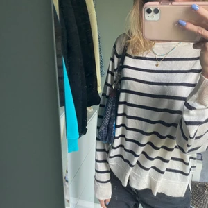 Randig tröja - Säljer denna så sköna finstickade tröjan i storlek S men passar mig som är xs. Hör av er vid fler frågor💕