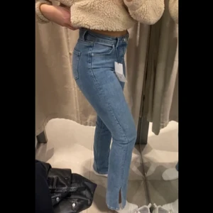 Jeans från ZARA med slits - Jättefina och SKÖNA jeans från zara!! Används ca 5-10 gånger och de är precis som nyköpta. Jag är 173 och de passar perfekt i längd. Skulle säga att de passar S! Har lite större lår/höfter så de passar även M för många (också pga den otroliga stretchen)❤️ skriv privat för fler bilder & info så fixar jag det!! 