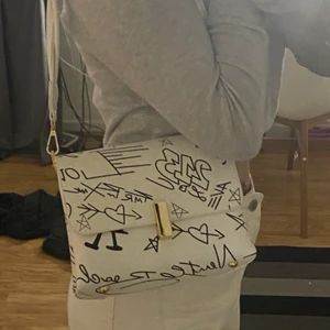 Axelväska  - Mellan stor hand väska i fuskläder, en längd på banden. Knappt använd men väldigt snygg modell 