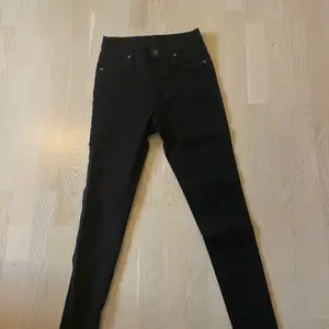 Ett par svarta skinny jeans, jag har aldrig använt de så de är så gott som nya!