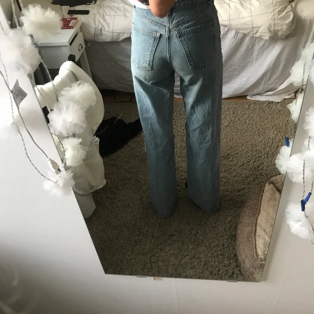 Säljer ett par as najs zara jeans som tyvär inte kommer till användning längre. De är i storlek 32 och passar perfekt på mig som är ca 168cm. Buda i kommentarerna, budgivningen slutar på fredag 10 september om man ibte vill köpa direkt för 350kr. Titta in min profil säljer jeans för 200kr 💕💕. Jeans & Byxor.