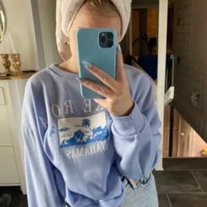 söt sweatshirt - jätte fin och söt sweatshirt, kommer inte till använding längre då den inte är i min stil. Den är något nopprig men det är pga av att det är 100% polyester, men den är inte överdrivet nopprig bara lite. 