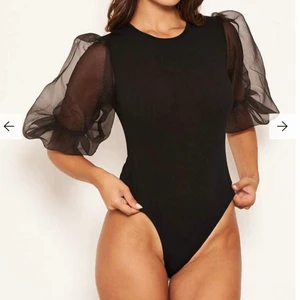 Svart body  - Snygg svart body från Ax Paris som passar utmärkt till fest. Lappen är kvar så aldrig använd. Nypris 500kr. Pris kan diskuteras vid snabbt köp.