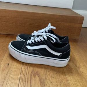 Vans skor i storlek 36 - Vans i storlek 36. Använd fåtal gånger därför de har blivit försmå. Fint skick!