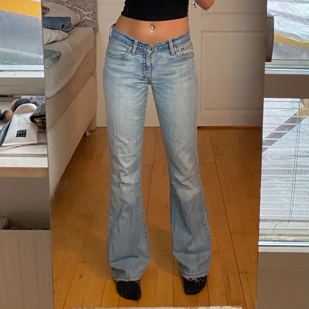 lågmidjade jeans från levis, sitter asbra. midja 76cm o innerben 81, jae ca 165. KÖP DIREKT FÖR 750!. Jeans & Byxor.