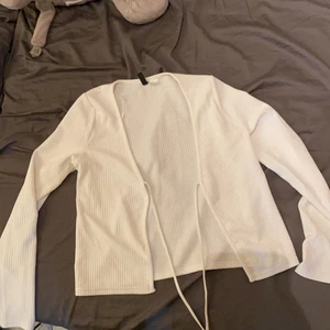 Tröja  - Fin tröja från h&m i storlek s! Använd ungefär 2 gånger ❤️ kan både mötas upp och frakta (står ej för frakten) 