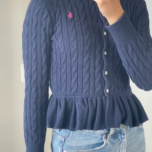 Ralph lauren kofta  - Säljer min supersöta kofta från Ralph lauren då den aldrig kommer till användning, passar mig som brukar ha strl 34/xs/s i kläder! I superfint skick då den aldrig kommit till användning :)