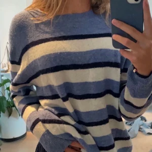 Stickad tröga - Stickad tröja från hm, bra skick. Frakt tillkommer.