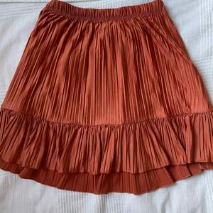 Kort orange kjol från ZARA. Slutsåld. Storlek S men skulle nog även passa en M och en stor XS.