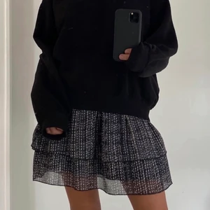 Glittrig kjol - Säljer denna kjol med glitter detaljer! Sitter så snyggt och bekvämt, passar bra till både fest å vardag. Tyvärr kommer den inte till så mkt användning vill gör att jag säljer den😩 frakt står köparen för 🚚 (första bild lånad) bud på 280. Köp direkt för 350 + frakt!