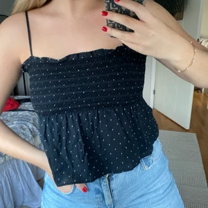 Svart linne från H&M - Fint svart o prickigt linne från H&M. Storleks lappen är borta men passar på St S/M🖤🖤
