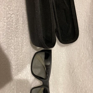 Quicksilver nya polarized, mineral glas - 300 euro nya, polarized and mineral glas. 100% UV sun protection cat 3 for high level sun glare reduction. Lätta och sköna. 