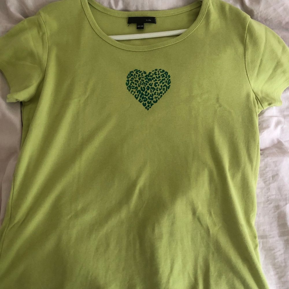 En ljusgrön (se bild 2) tshirt med ett mörkgrönt tryck. Skriv för fler bilder eller vid frågor!!. T-shirts.