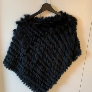 Päls poncho - En fin pälsponcho i äkta päls som är väldigt varm och lätt att bara slänga på sig