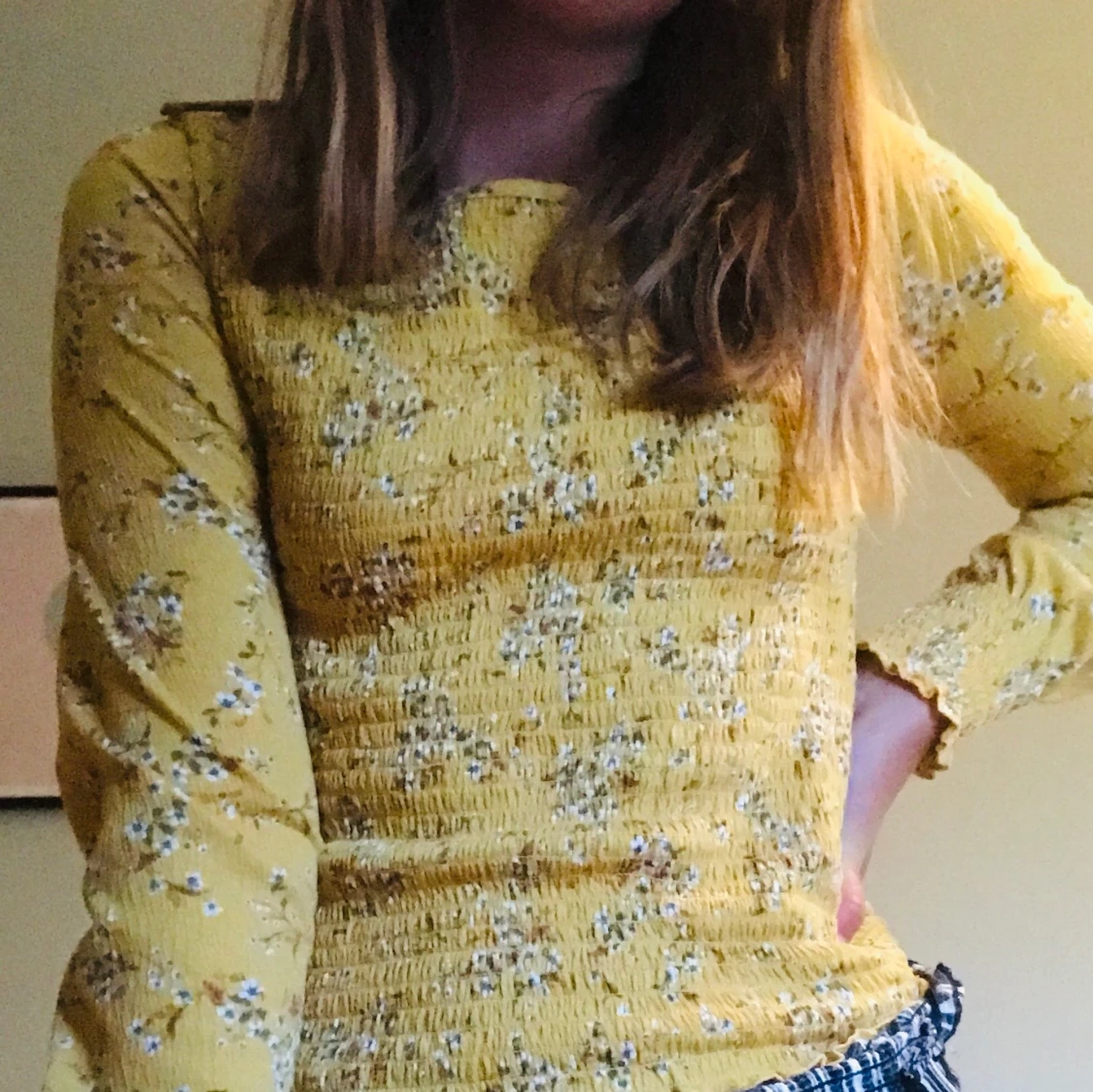 Gul blommig tröja 