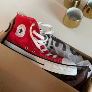 Cornverse skor storlek 37,5  - Säljer ett par helt nya converse pga felköp! Budgivning vid stort intresse! 
