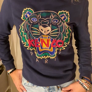 KENZO - jag säljer en super fin kenzo tröja säljer för att den inte kommer till användning och är för liten, köpt för 800/900 så säljer för 400💗💗