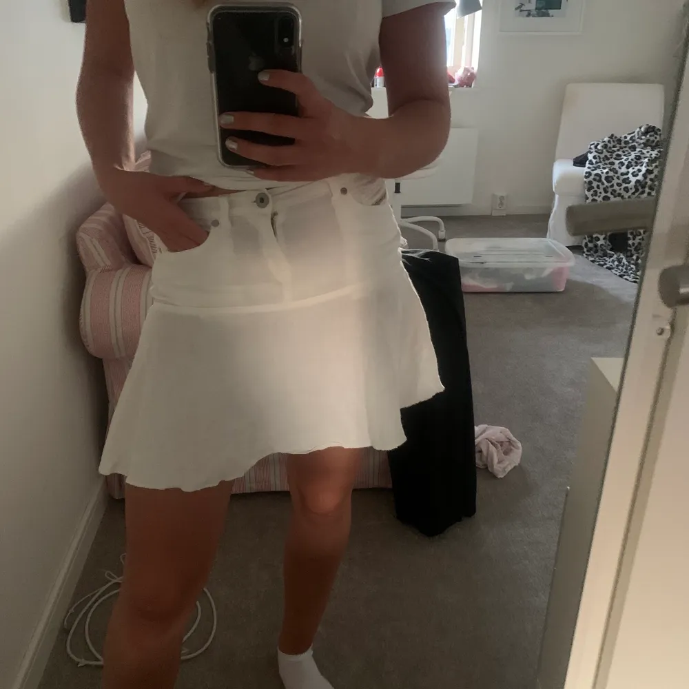 Jag säljer denna super fina vita kjol i linne. Märket är diesel. Storleken är size 12 och passar en xs. Jag säljer den för 249kr. Priset kan diskuteras. Köparen står för frakt♥️. Kjolar.