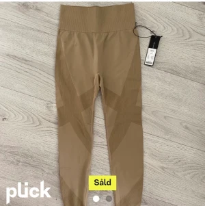 Träningstajts - Säljer dessa skit snygga och bekväma träningstajts från Lager 157 som inte kom till användning som jag trodde, jag köpte de här på Plick och den sista bilden är från den förra ägaren. Squatsproof och jätte bekväma 😍 prislapp finns kvar