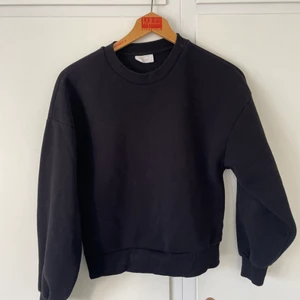 Gina sweatshirt  - Vanlig svart sweatshirt ifrån Ginatricot. Sparsamt använd då den är lite för liten för mig. Deras ”basic collection”