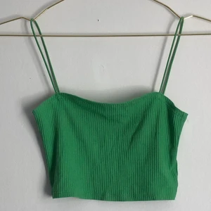 Grönt tajt linne - Ett grönt tajt linne i storlek XS. Den är i skönt material och är bekväm.