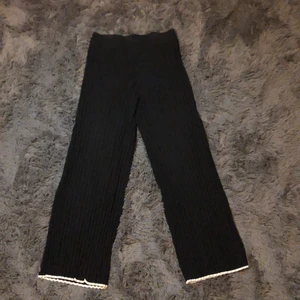 Mango byxor strl S - Väldigt skönt och stretchigt ribbat material med vit linje längst ner. Nästan aldrig använda. 