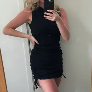 Klänning NA-KD - Skitsnygg svart klänning från NA-KD i storlek S. (Är som en S-M) Justerbara band i sidan som gör klänningen längre eller kortare. Mycket bra skick! Frakt tillkommer☺️
