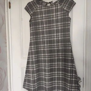Rutig klänning - Nästintill oanvänd rutig klänning! Den har lite annorlunda ärmar och sitter tajt över bröstet och större vid midjan, den slutar lite nedanför knäna ✨